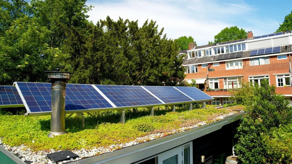 солнечные батареи на зеленой крыше